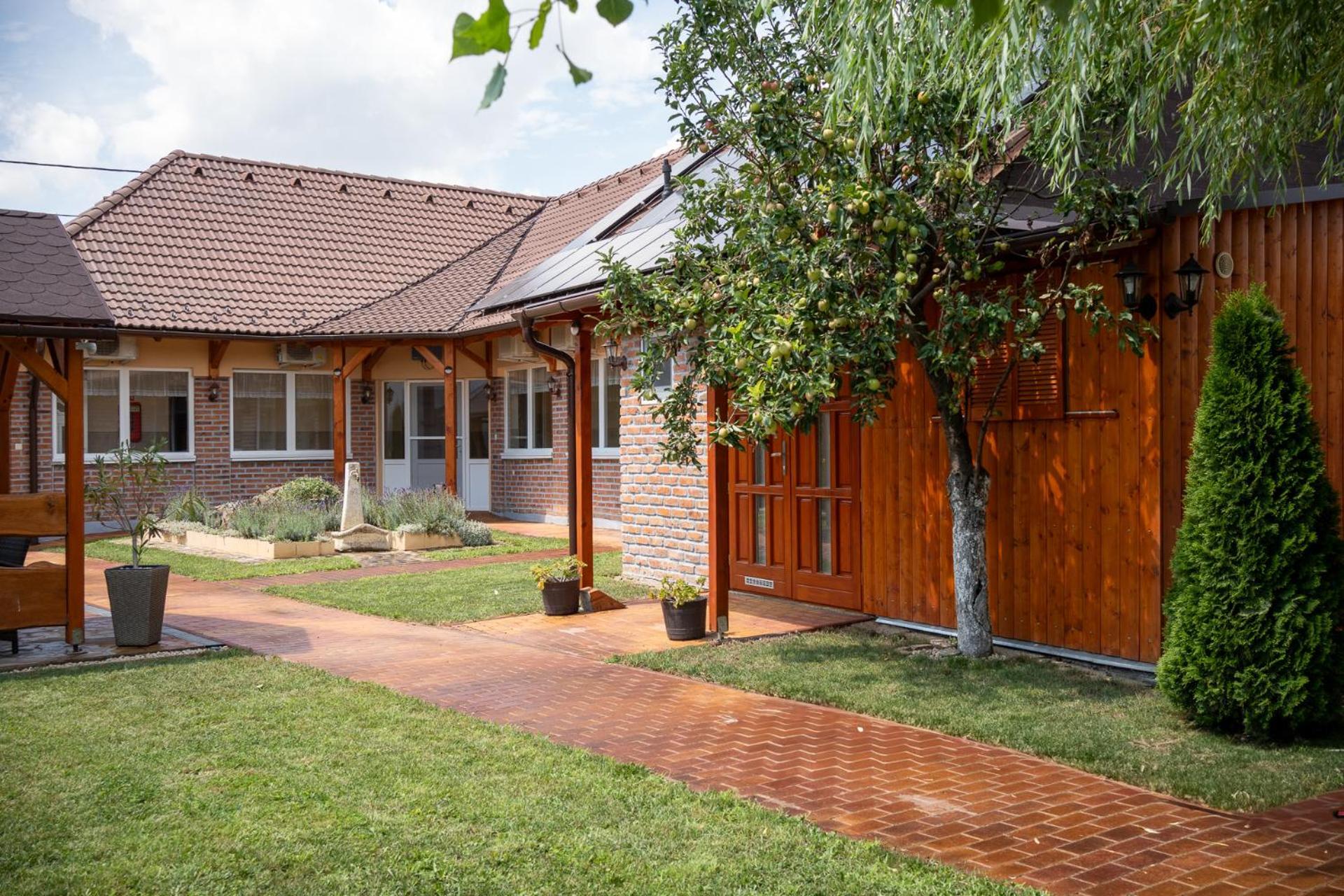 Holiday Apartmanhaz Gyula Exterior photo